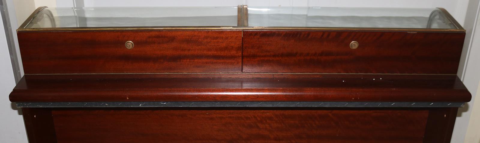 Vitrinen. | Bild Nr.2