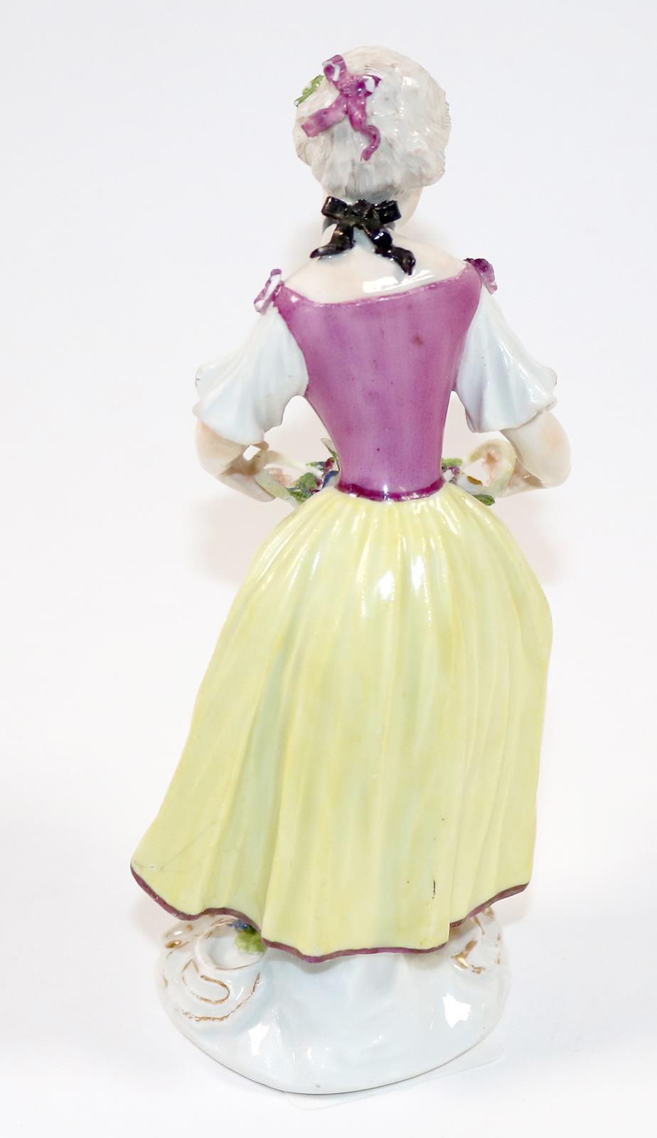 Gärtnerin mit Blumenkorb. | Bild Nr.2