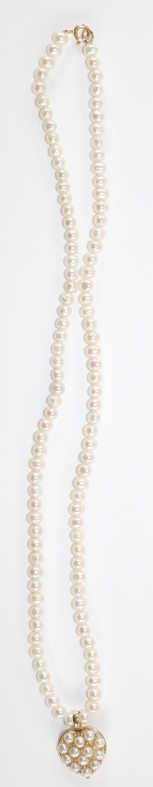 Perlcollier mit Herzanhänger. | Bild Nr.2