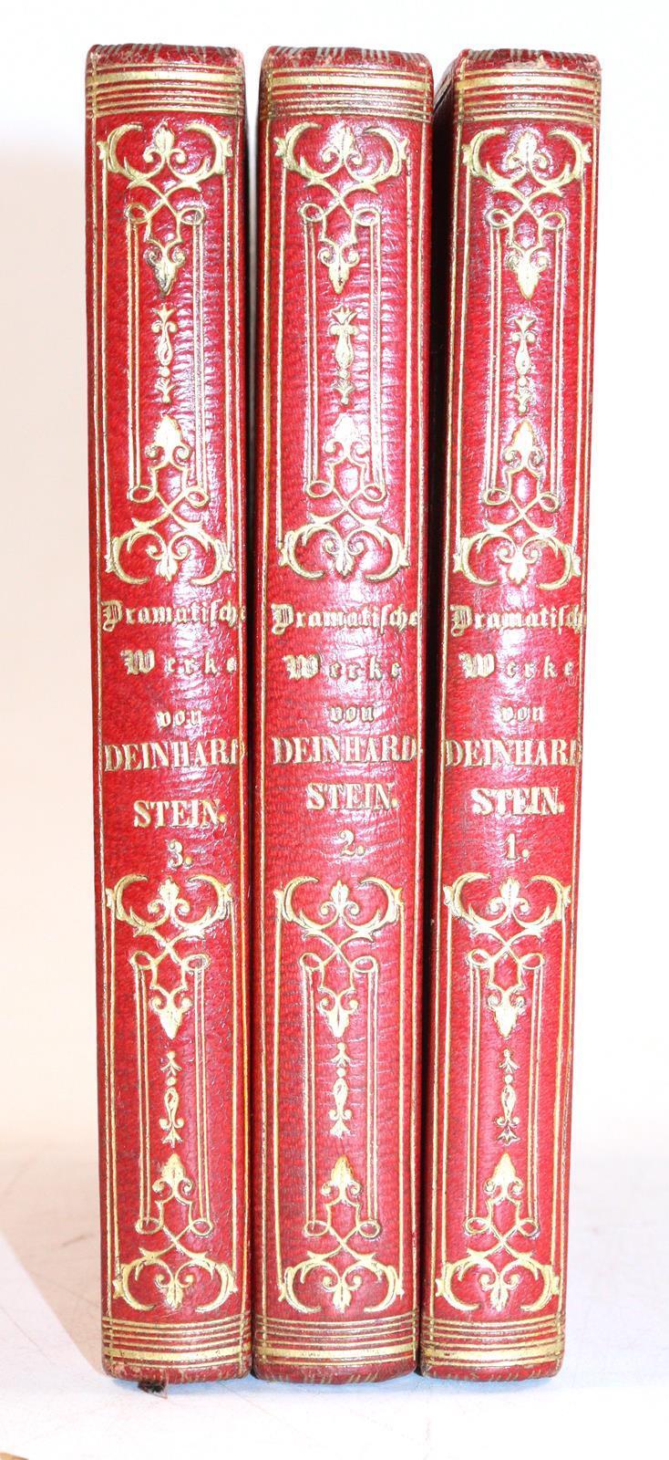 Drei rote Maroquineinbände | Bild Nr.1