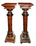Paar dekorative Holzsäulen.