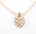 Perlcollier mit Herzanhänger.