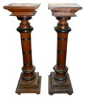 Paar dekorative Holzsäulen.