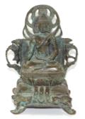 Buddha auf Thron sitzend.