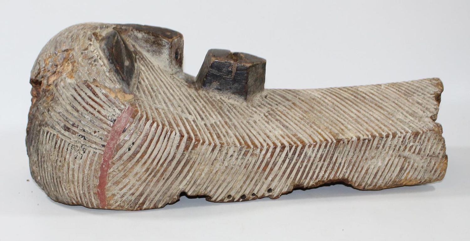 Große Abbildung Nr.2: 120-1567 Songe weibliche Maske: (Afrika, Sammlung Wolfgang Nerlich)