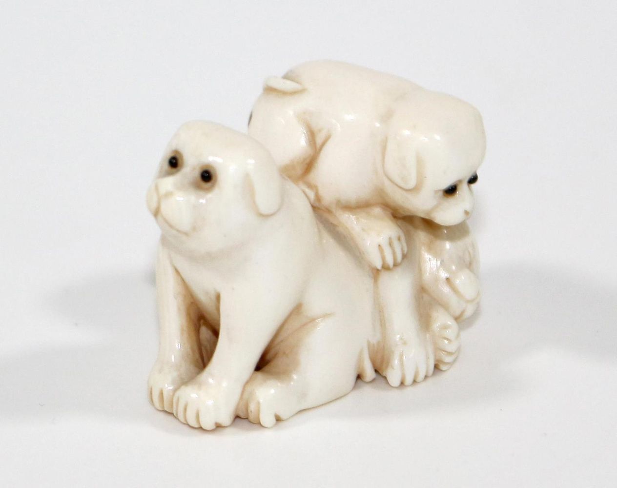 Große Abbildung Nr.1: 120-1610 Drei Welpen: (Asiatika, Netsuke)
