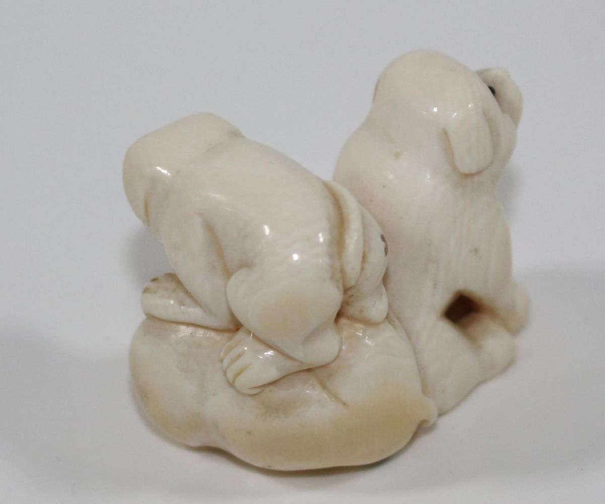 Große Abbildung Nr.2: 120-1610 Drei Welpen: (Asiatika, Netsuke)