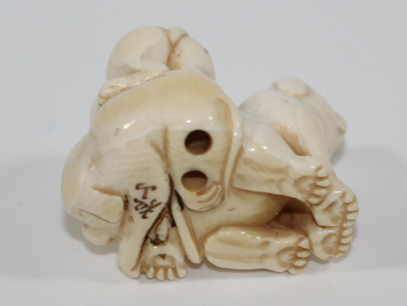 Große Abbildung Nr.3: 120-1610 Drei Welpen: (Asiatika, Netsuke)