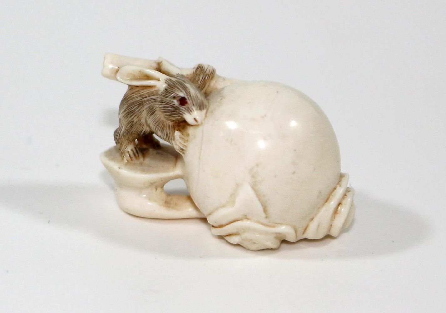Große Abbildung Nr.1: 120-1614 Mondhase mit Mondkugel: (Asiatika, Netsuke)