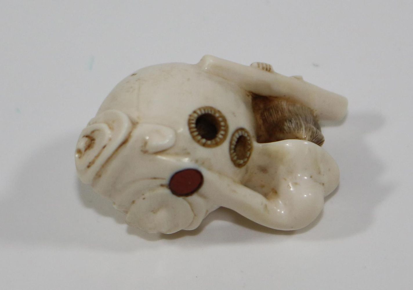 Große Abbildung Nr.2: 120-1614 Mondhase mit Mondkugel: (Asiatika, Netsuke)