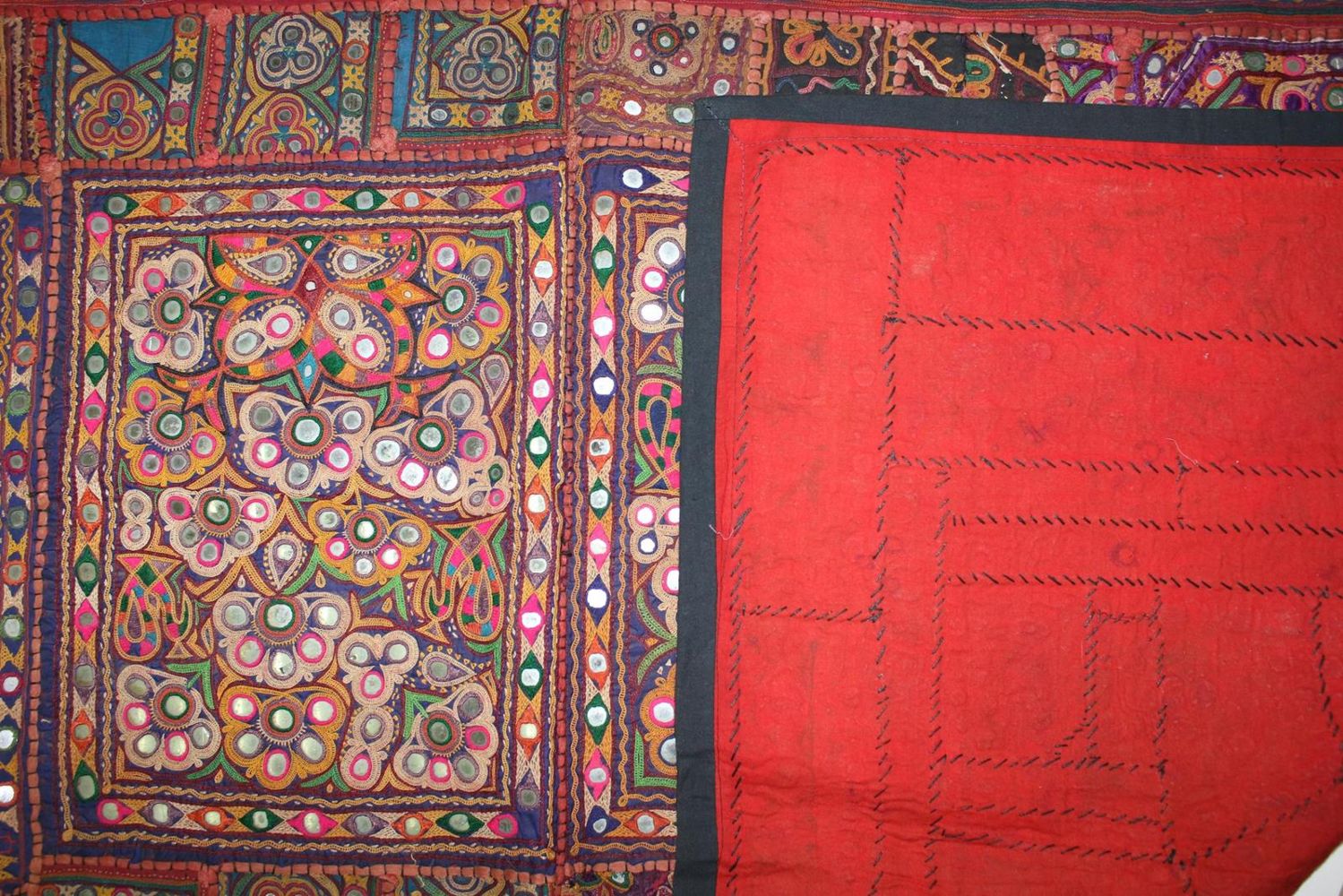 Große Abbildung Nr.2: 120-1642 Rajasthan Indien Wandbehang.: (Asiatika, Stoffe)