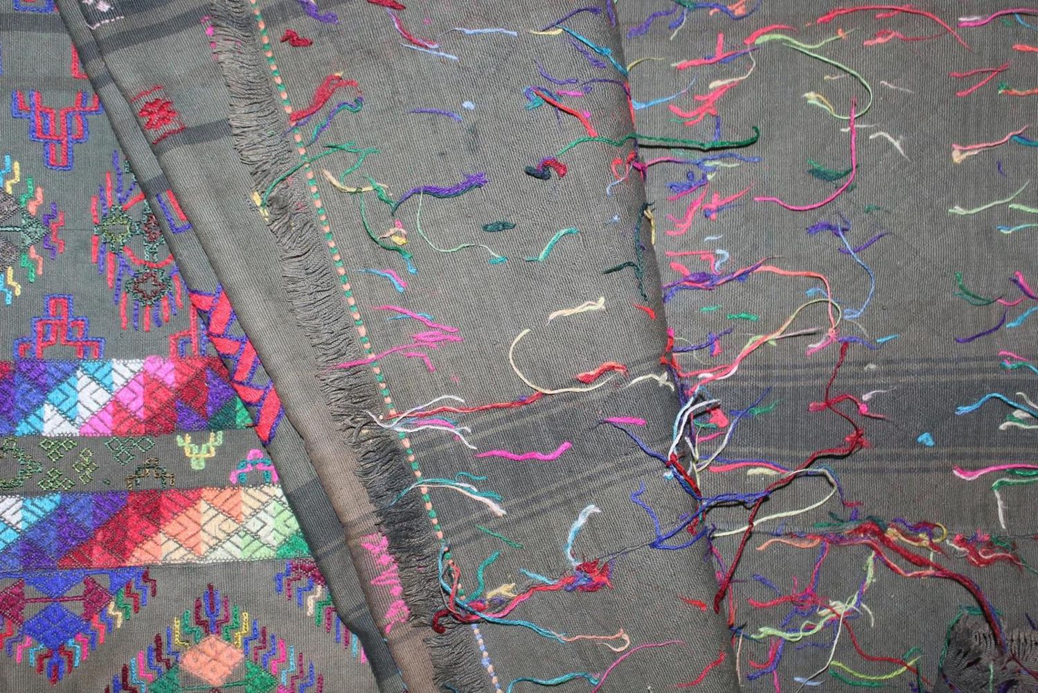 Große Abbildung Nr.2: 120-1644 Tagesdecke u. Timor Sarong.: (Asiatika, Stoffe)