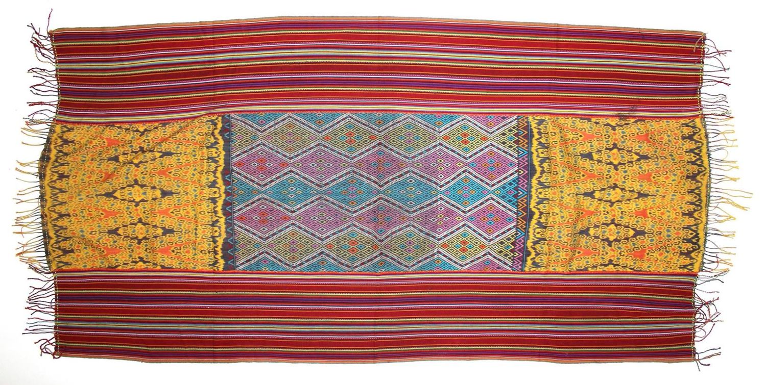 Große Abbildung Nr.3: 120-1644 Tagesdecke u. Timor Sarong.: (Asiatika, Stoffe)