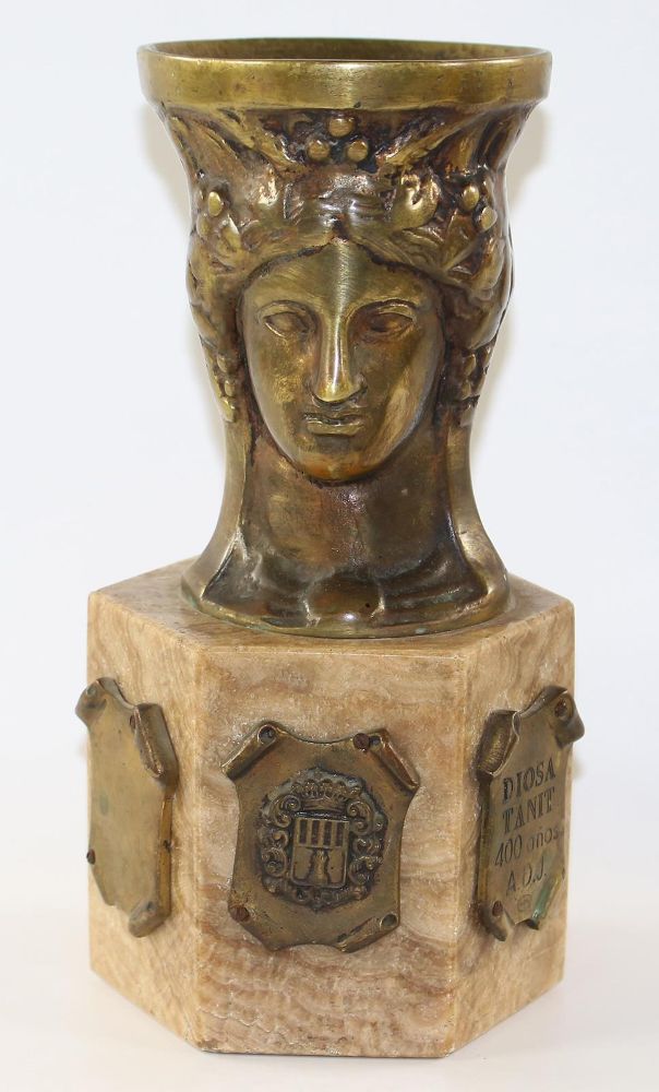Große Abbildung Nr.2: 120-1812 Frauenskulptur mit Blumenkranz.: (Skulpturen - Plastiken)
