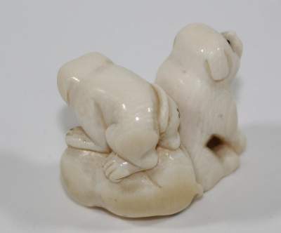 Bild Nr.2: 120-1610 Drei Welpen: (Asiatika, Netsuke)