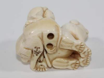 Bild Nr.3: 120-1610 Drei Welpen: (Asiatika, Netsuke)
