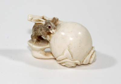 Bild Nr.1: 120-1614 Mondhase mit Mondkugel: (Asiatika, Netsuke)