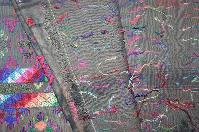 Bild Nr.2: 120-1644 Tagesdecke u. Timor Sarong.: (Asiatika, Stoffe)