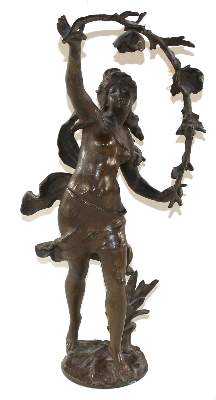 Bild Nr.1: 120-1812 Frauenskulptur mit Blumenkranz.: (Skulpturen - Plastiken)
