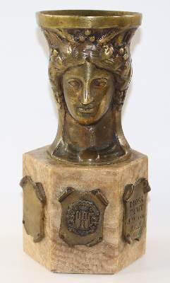 Bild Nr.2: 120-1812 Frauenskulptur mit Blumenkranz.: (Skulpturen - Plastiken)