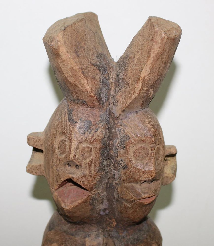 Große Abbildung Nr.2: 121-1537 Schutzpfosten Doppel-Chamba: (Afrika, Sammlung Nerlich München)