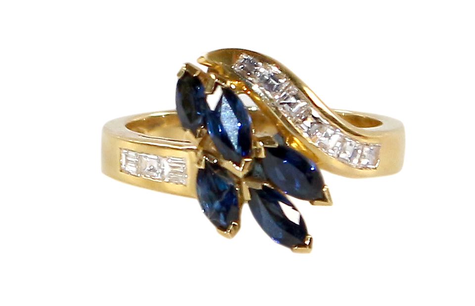 Große Abbildung Nr.1: 121-1701 Damenring 750 GG: (Schmuck, DRC Pforzheim)