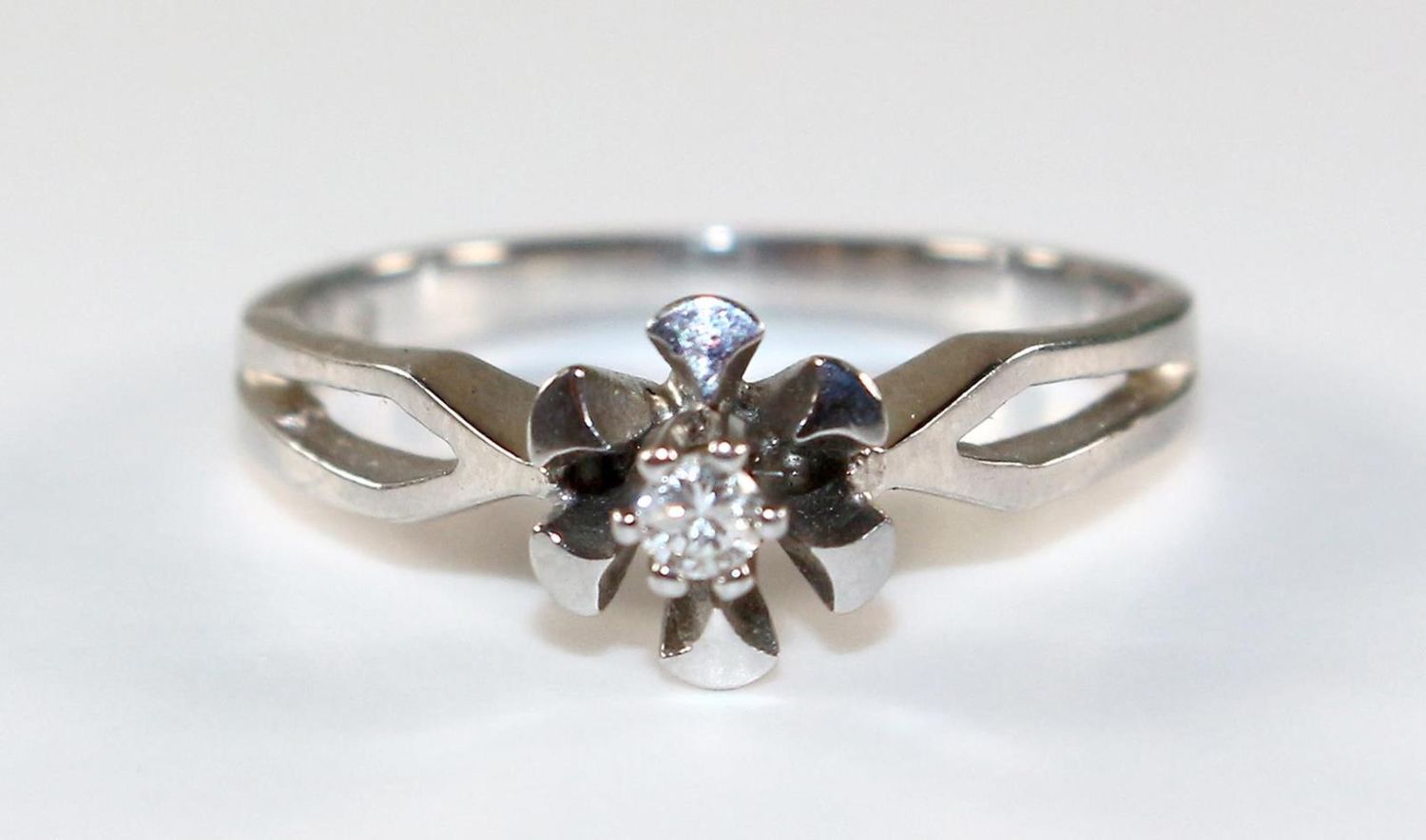 Große Abbildung Nr.1: 121-1737 Kleiner Brillantsolitaire.: (Schmuck, Ringe)
