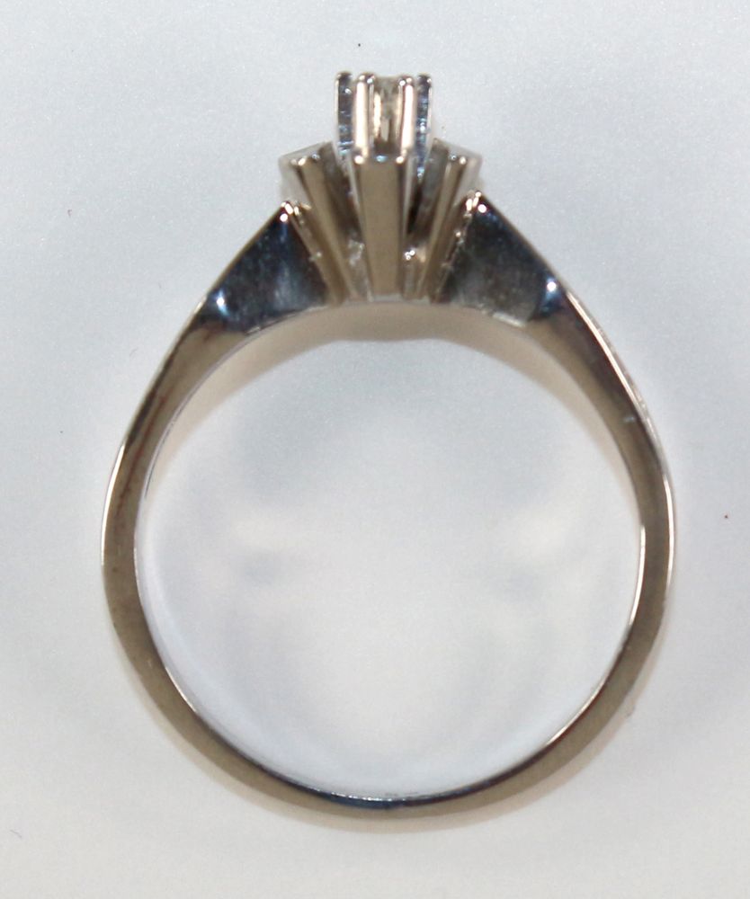 Große Abbildung Nr.2: 121-1737 Kleiner Brillantsolitaire.: (Schmuck, Ringe)