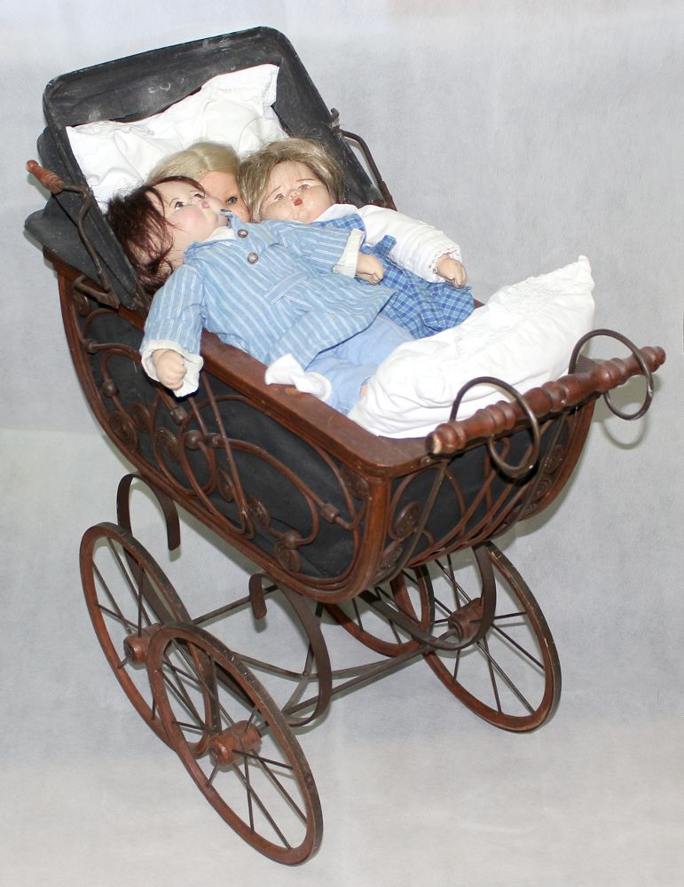 Große Abbildung Nr.1: 121-1807 Kinderwagen mit 3 Puppen.: (Spielzeug)