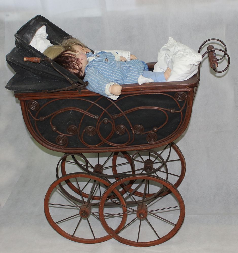 Große Abbildung Nr.2: 121-1807 Kinderwagen mit 3 Puppen.: (Spielzeug)