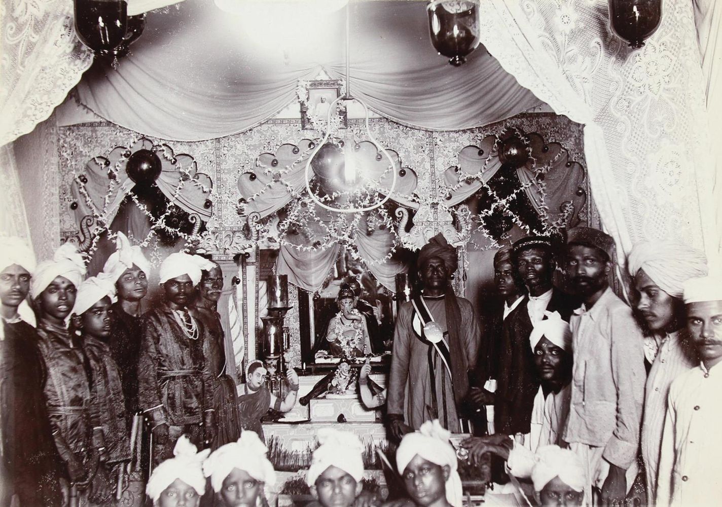 Große Abbildung Nr.2: 121-1895 Photoalbum: (Indien, Amann)