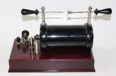 Bild Nr.1: 121-1067 Funkeninduktor mit Geisslerröhren: (Verschiedene Gebiete - Varia, Röhren)