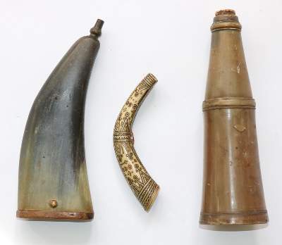 Bild Nr.1: 121-1582 Pulverhörner um 1900.: (Asiatika)