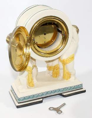 Bild Nr.3: 121-1657 Karlsruher Majolika Figurenuhr: (Porzellan u. Keramik)
