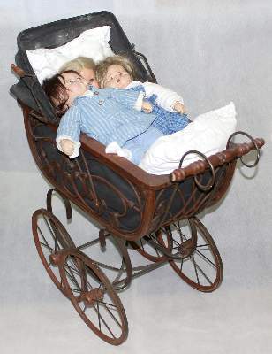 Bild Nr.1: 121-1807 Kinderwagen mit 3 Puppen.: (Spielzeug)