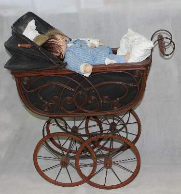 Bild Nr.2: 121-1807 Kinderwagen mit 3 Puppen.: (Spielzeug)