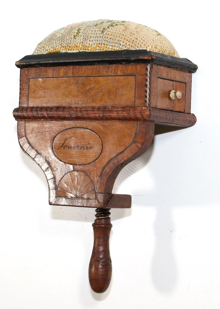 Große Abbildung Nr.1: 122-1285 Biedermeier Nadelkissen.: (Varia)