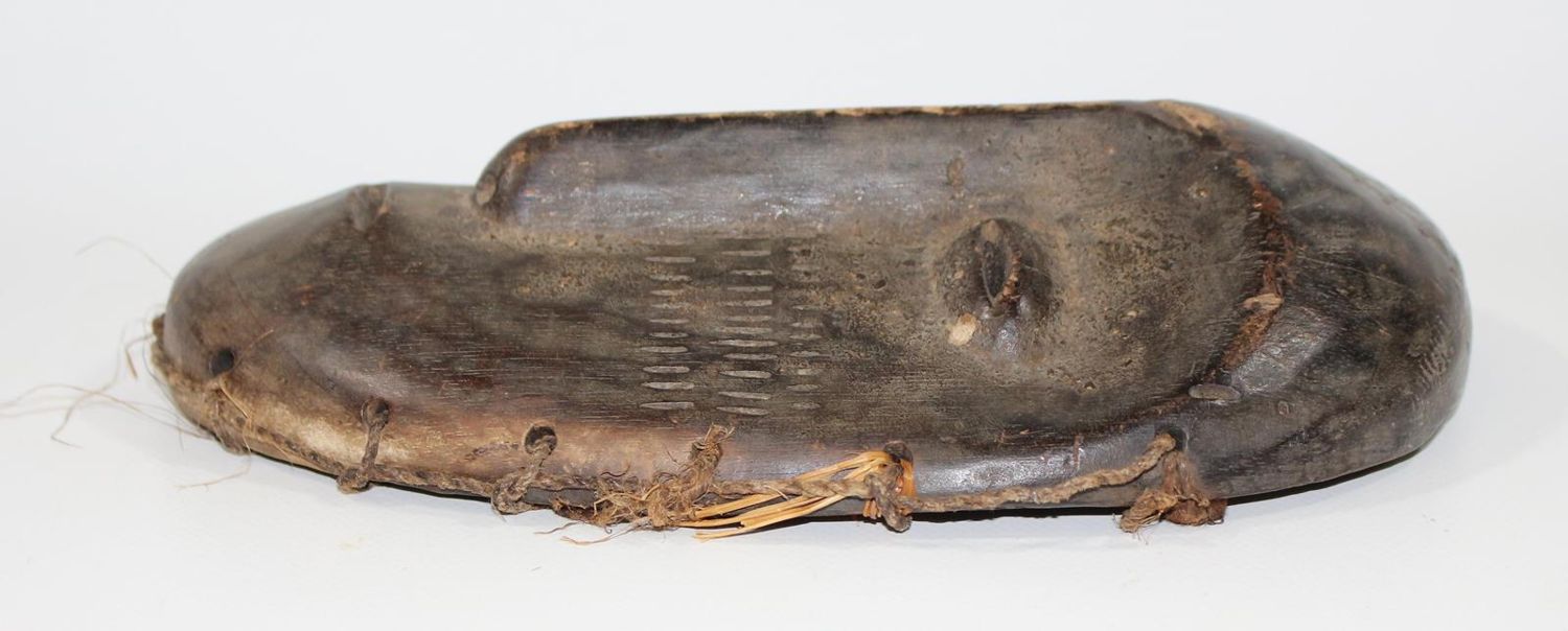 Große Abbildung Nr.2: 122-1373 Lega Maske: (Afrika, Sammlung Nerlich München)
