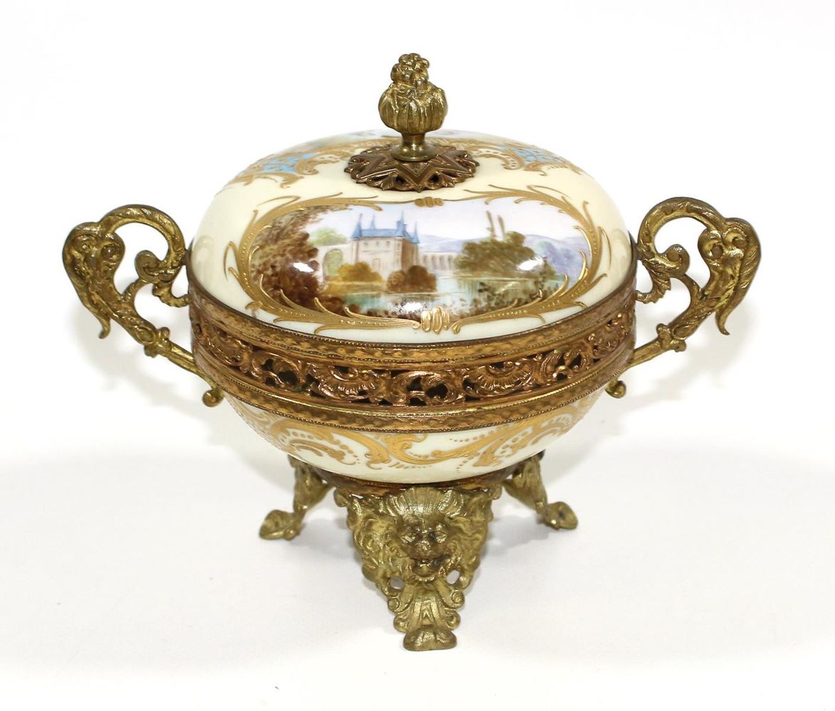 Große Abbildung Nr.1: 122-1519 Bonboniere Sevres Chateau: (Porzellan u. Keramik)