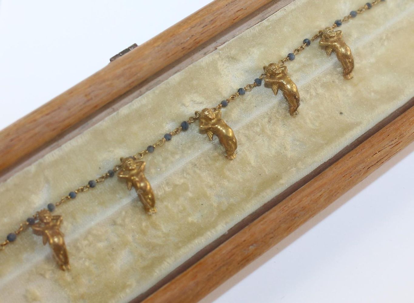 Große Abbildung Nr.4: 122-1606 Römisches Goldcollier mit 5 Amoretten: (Schmuck)