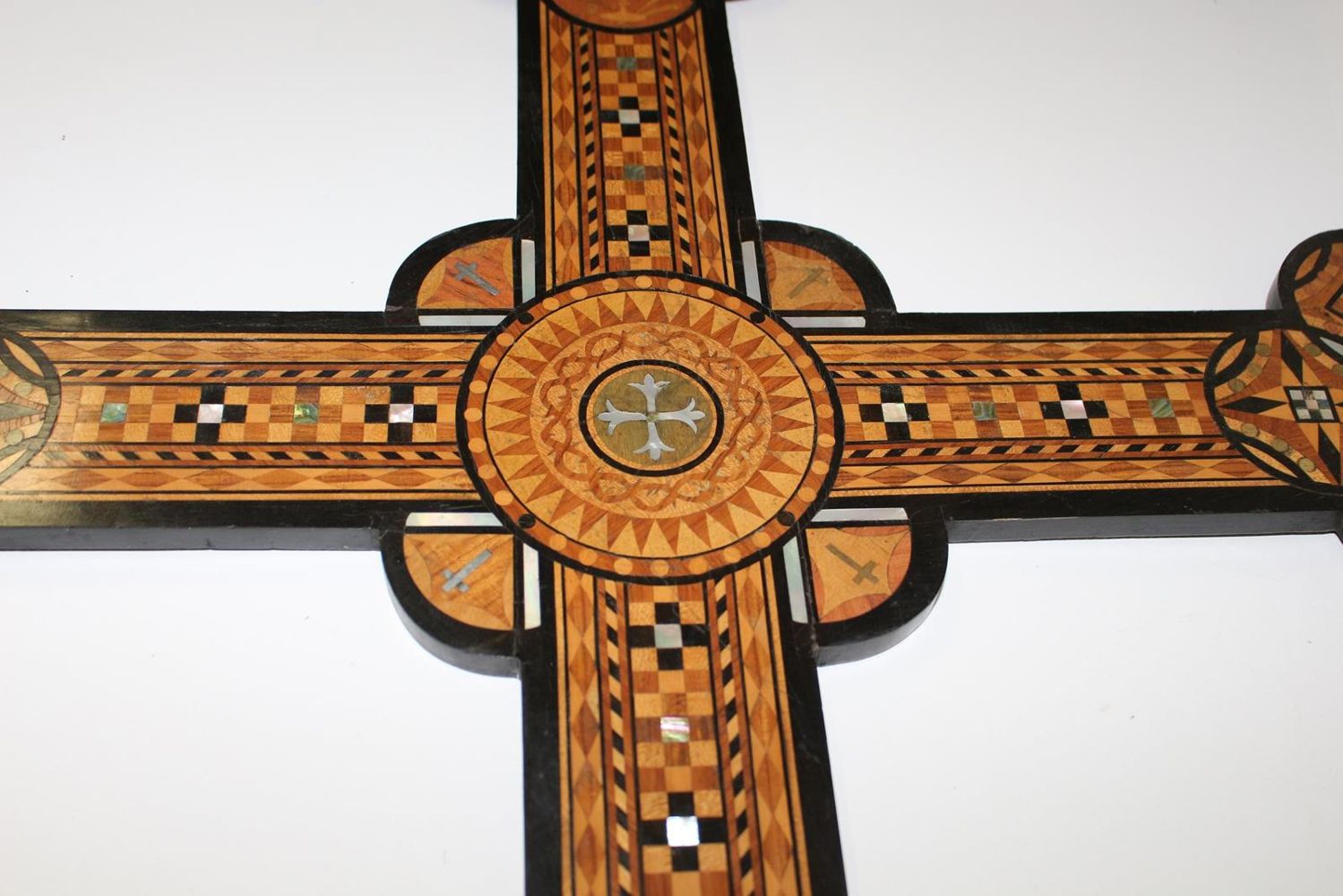 Große Abbildung Nr.2: 122-1690 Intarsienkreuz.: (Volkskunst, Religiöse Volkskunst)