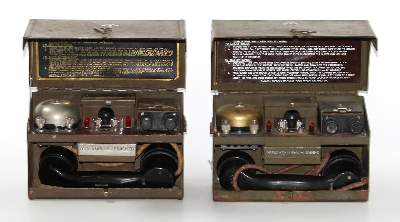 Bild Nr.1: 122-1308 Paar militärische Feldtelefone mit: (Varia, Militaria)
