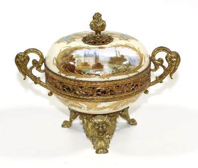 Bild Nr.1: 122-1519 Bonboniere Sevres Chateau: (Porzellan u. Keramik)