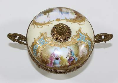 Bild Nr.3: 122-1519 Bonboniere Sevres Chateau: (Porzellan u. Keramik)
