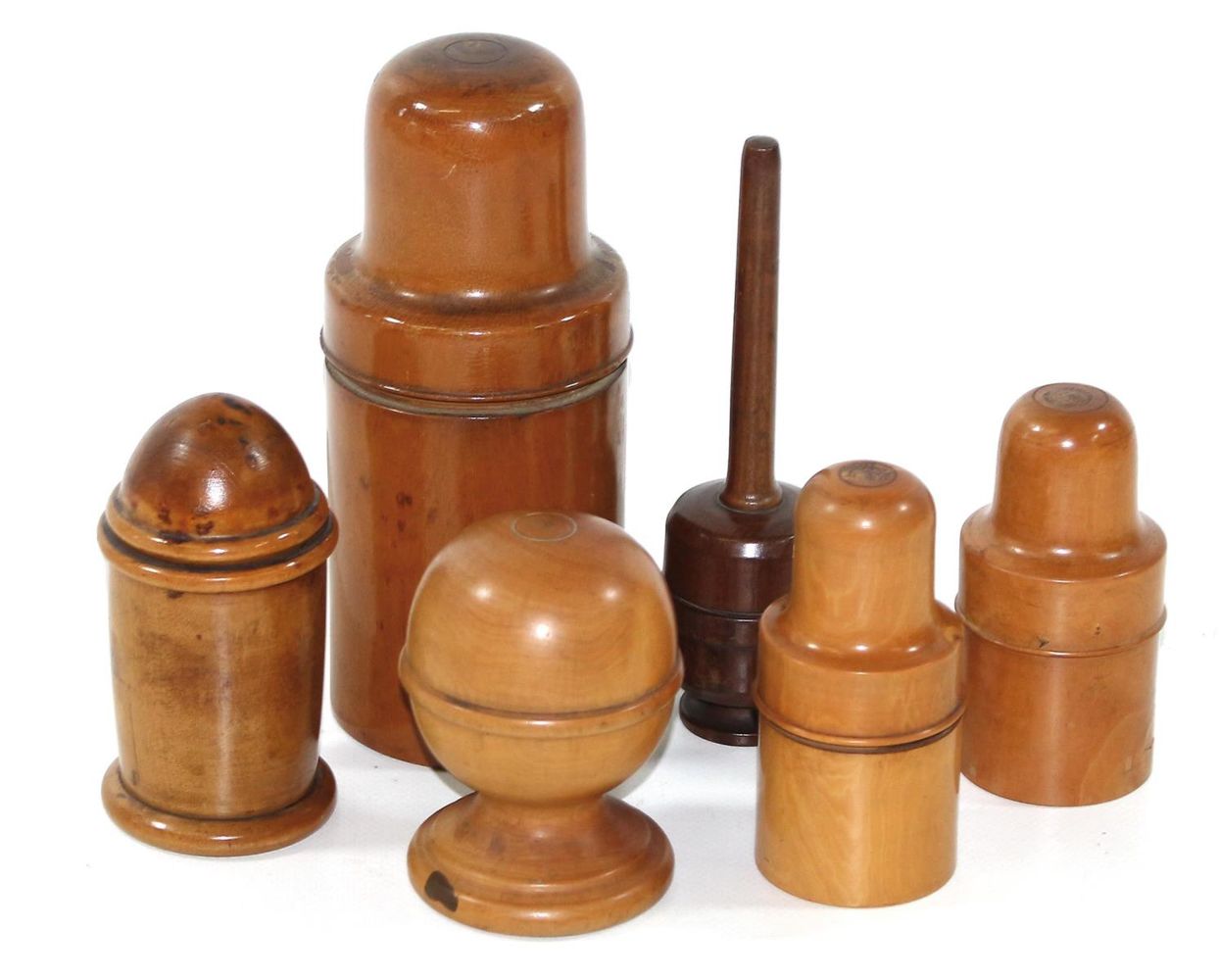 Große Abbildung Nr.1: 123-2124 Apothekergefäße.: (Apothekenwesen, Holz)