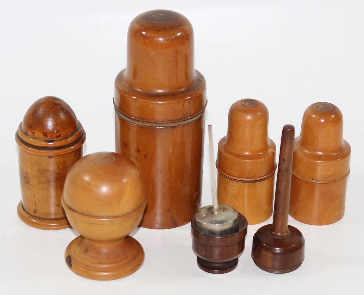 Große Abbildung Nr.3: 123-2124 Apothekergefäße.: (Apothekenwesen, Holz)