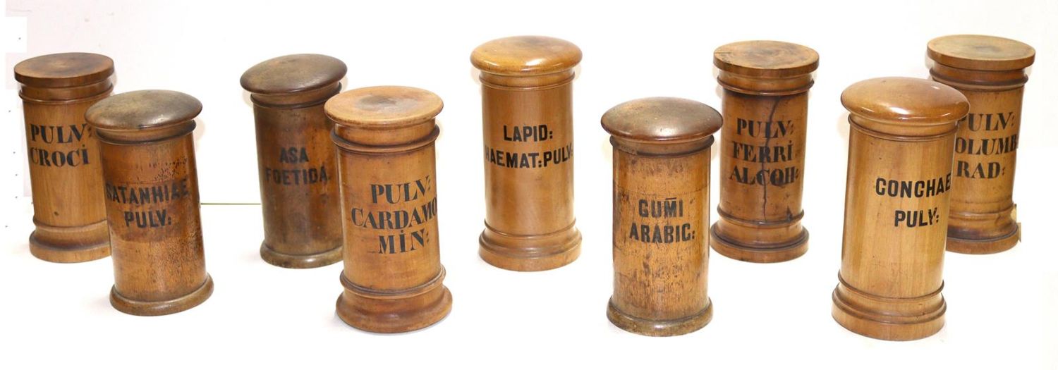 Große Abbildung Nr.1: 123-2125 Apothekergefäße, Standgefäße.: (Apothekenwesen, Holz)