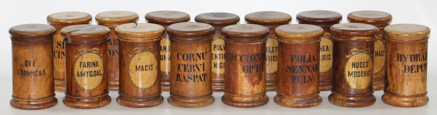 Große Abbildung Nr.2: 123-2126 Apothekergefäße Standgefäße.: (Apothekenwesen, Holz)