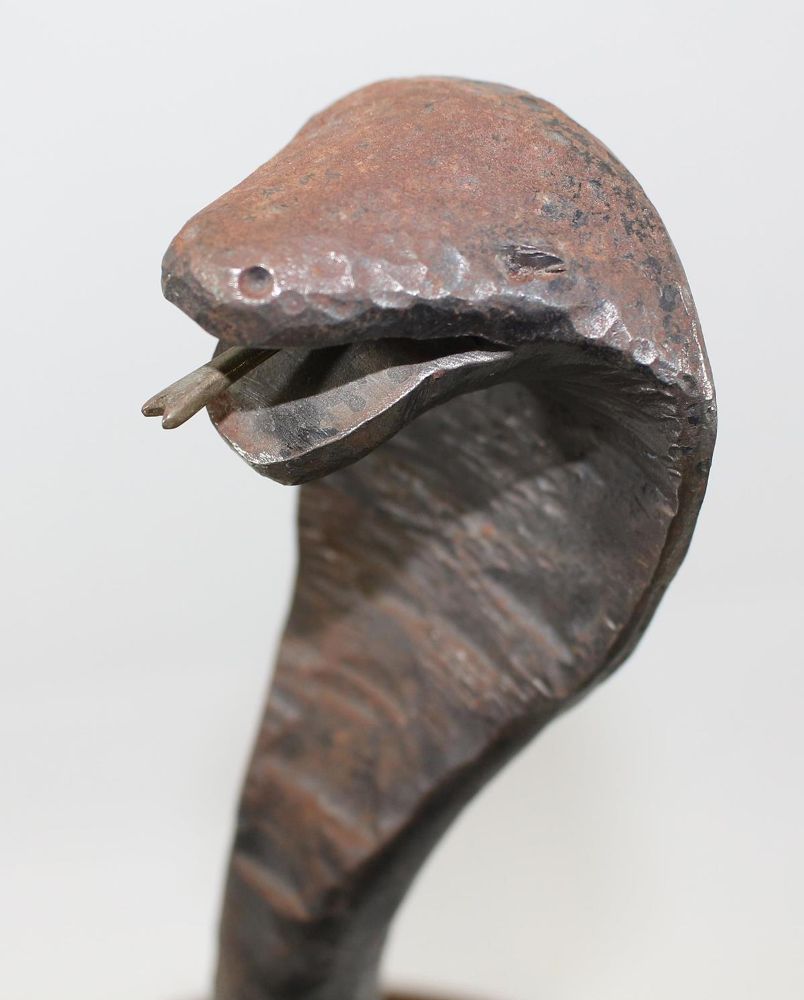 Große Abbildung Nr.2: 123-2131 Königskobra, Eisengußskulptur: (Apothekenwesen)