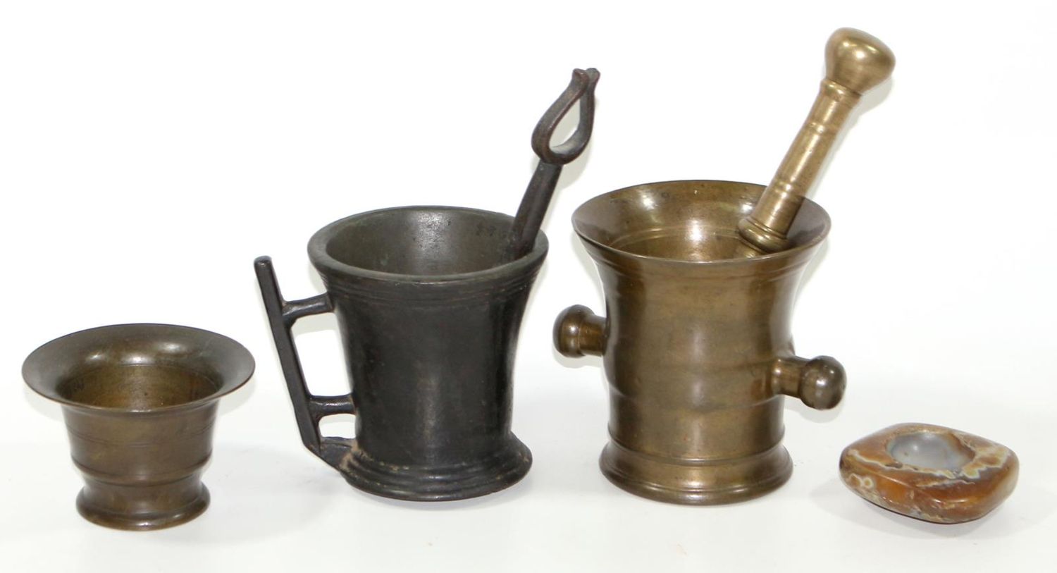 Große Abbildung Nr.1: 123-2132 4 frühe Mörser.: (Apothekenwesen, Mörser)
